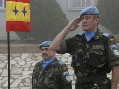 El general Alberto Asarta, a la derecha, en una imagen de 2012 tomada en Marjayún (Líbano).