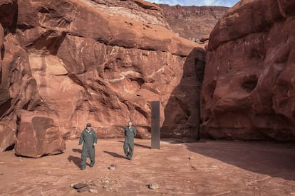 Funcionarios del Estado de Utah, junto al monolito hallado entre los cañones, este martes.