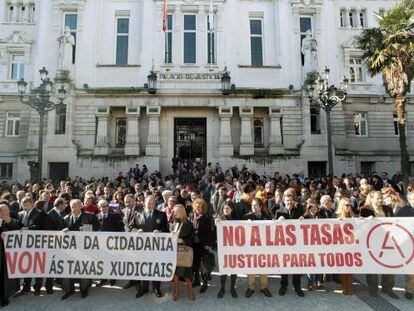 La protesta contra la Ley de Tasas convocó en A Coruña a jueces, fiscales, secretarios judiciales y usuarios.