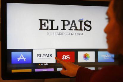 Una joven busca contenidos en un televisor inteligente.