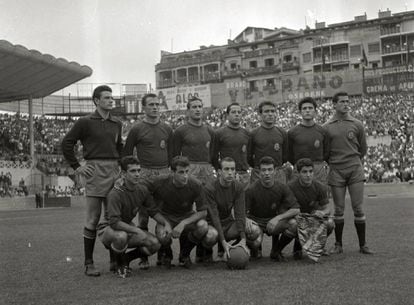 Selección española B en un partido disputado en San Sebastián. De pie y de izquierda a derecha: Araquistain, Rodri, Mestre, Ruiz Sosa, Del Sol, Sastre y Pesudo. Agachados: Torres, Peiró, Pepillo, Ribelles y Collar.