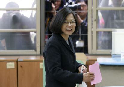 La opositora Tsai Ing-wen casts vota este s&aacute;bado en Taipei.