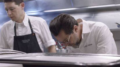 Quique Dacosta, en su restaurante, en un fotograma de 'Cocinar belleza'. En el vídeo, trailer de la película.