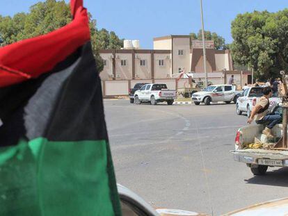 Fuerzas alineadas con el Gobierno Libio de unidad avanzan por una carretera de Sirte, este 10 de junio.