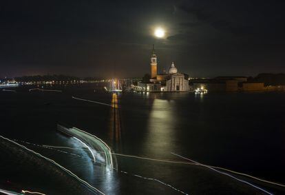 Vista nocturna de la Basílica de San Giorgio Maggiore, frente a la Piazzetta en Venecia (Italia), construida en 1610 por Vicenzo Scamozzi.