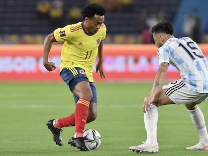 Cuadrado enfrenta a Nicolás González durante el partido de eliminatorias entre Colombia y Argentina, el pasado 8 de junio.