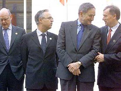 De izquierda a derecha, John Snow, Hans Eichel, Francis Mer y el director del FMI, Horst Köhler, ayer en París.