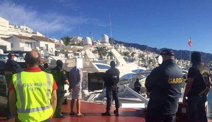 James Q, junto a agentes de la Guardia Civil y la policía irlandesa en el registro de un yate en Marbella, en 2016.