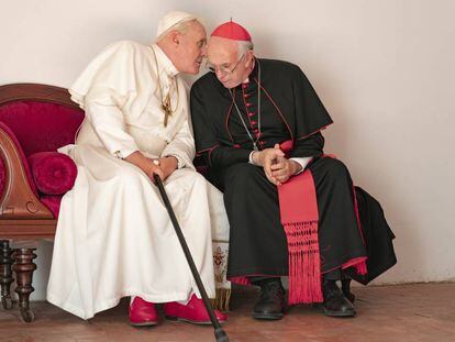 Anthony Hopkins como Benedicto XVI y Jonathan Pryce como el papa Francisco en 'The Two Popes'.