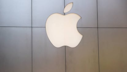 Un hombre pasa por delante de una tienda de Apple. 