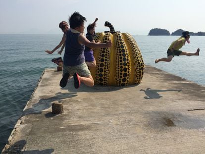 Calabaza de la artista japonesa Yayoi Kusama en Naoshima, la llamada isla de los museos.