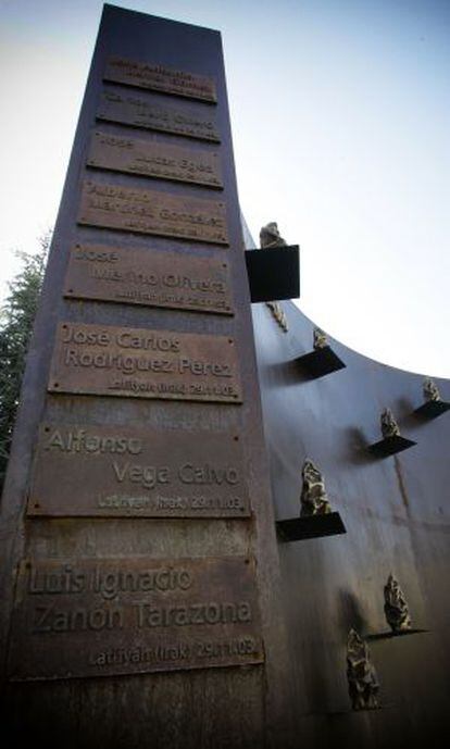 Monumento en la sede del CNI a sus agentes asesinados en Irak.