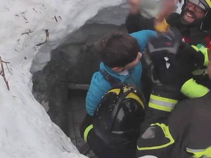 Captura de vídeo facilitada por el Departamento de Bomberos de Italia que muestra el rescate de dos niños en el hotel Rigopiano (Italia) el 20 de enero de 2017.