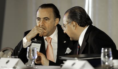 El empresario Gustavo Cisneros junto a Manuel Rocha, durante una conferencia en Florida (EE UU), en septiembre de 2005. 