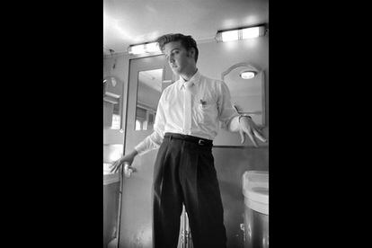 "LLevábamos 27 horas en el tren y ya nos acercábamos a Memphis. Elvis fue al baño a lavarse las manos, pero no había papel ni toallas. La postura de las manos es simplemente él sacudiéndolas para secarse".