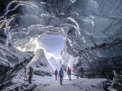 Caverna de hielo en el glaciar Breidamerkurjokull, en Islandia. &nbsp;
