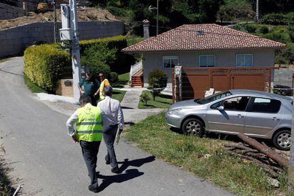 Agentes de la Guardia Civil en las inmediaciones de la casa donde han sido hallados muertos un hombre y una mujer  con heridas de arma de fuego.