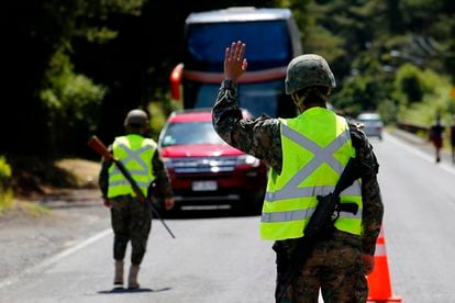 Chilean soldiers set up a checkpoint in Villarrica, Auracanía region, Chile, in December 2020.