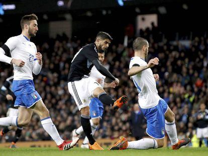 Banega marca el primer gol de Argentina ante Italia.