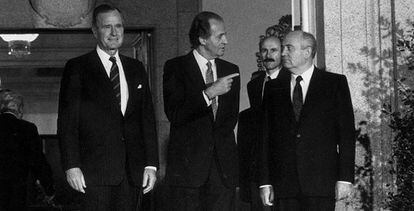 Juan Carlos I entre George W. Bush y Mija&iacute;l Gorbachov en la cumbre de la Paz sobre Oriente Medio en 1991.