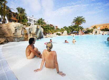 Un grupo de clientes disfruta de la piscina nudista del Club Vera Playa, en Almería.
