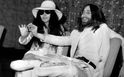 John Lennon y Yoko Ono, en Londres en 1969.
