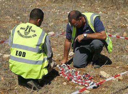 Artificieros buscan y analizan bombas de racimo cerca de la ciudad libanesa de Majdal Selem, tras la guerra de Israel con Hezbolá en 2006.