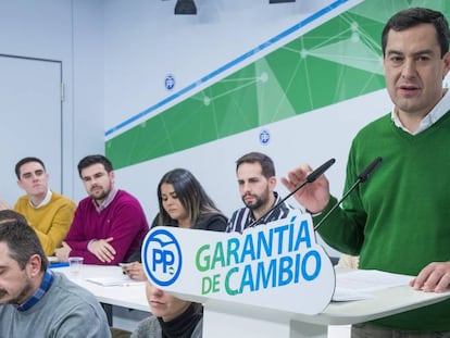 El pol&iacute;tico Juan Manuel Moreno durante una rueda de prensa en Sevilla.
 