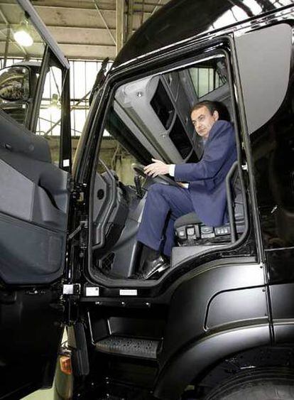 José Luis Rodríguez Zapatero, subido a un camión Stralis, nuevo modelo de Iveco.