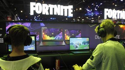 Dos jugadores de Fortnite en París en un evento de 2022.
