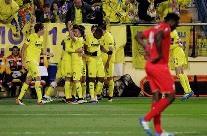 Los jugadores del Villarreal celebran su gol al Liverpool.