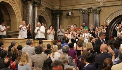 Los promotores de la ILP en el Parlament, tras la aprobación de la ley.