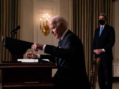 El presidente Joe Biden firma una orden ejecutiva una semana después de llegar a la Casa Blanca, el pasado 27 de enero.