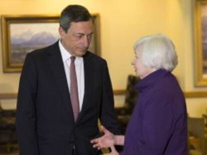 Janet Yellen habla con Mario Draghi durante la cumbre de banqueros centrales de Jackson Hole, el viernes.