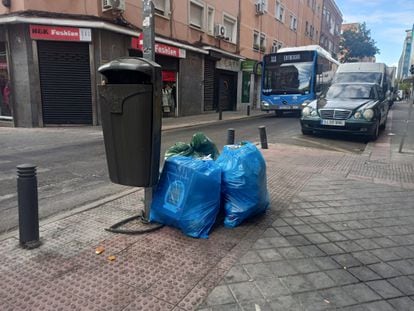 Unas bolsas de basura abandonadas en una acera de la calle de la Imagen, en Puente de Vallecas, Madrid, el 14 de agosto de 2023.