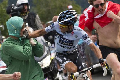 Contador aparta de un puñetazo a un aficionado disfrazado de médico que se le acercó en el Alpe d&#39;Huez.