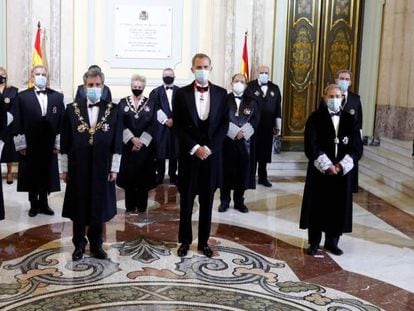 El rey Felipe VI y el presidente del Consejo General del Poder Judicial, Carlos Lesmes, durante la inauguración del año judicial en el Salón de Plenos del Tribunal Supremo, en Madrid.