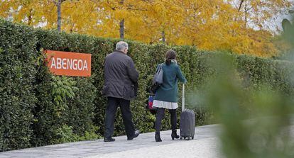 Unas personas entran al centro de Abengoa de Palmas Altas en Sevilla.