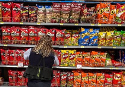 Una mujer en el área de papas fritas de un supermercado en Ciudad de México.