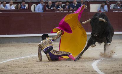 David Galván, en el suelo, ante su segundo toro.