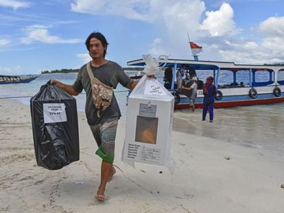 Las urnas electorales son entregadas en bote en la alde de Gili, Indonesia, un país conformado por más de 17.000 islas.