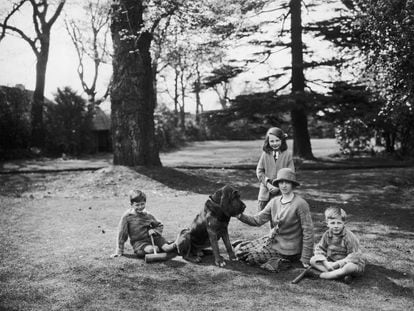 La escritora inglesa Rose Macaulay, en 1925 con la familia del autor Michael Sadlier.