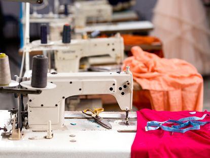 Máquinas de coser y herramientas de confección en una fábrica textil.