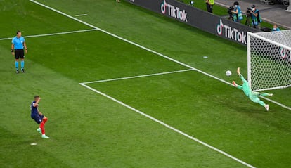 El portero suizo Sommer detiene a Mbappé el penalti decisivo en octavos.