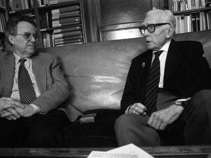 Los historiadores Santos Juliá (izquierda) y José María Jover, en un encuentro en Madrid en 1998.