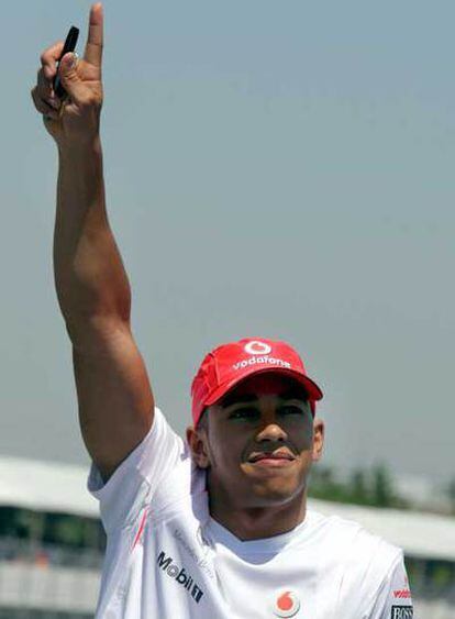 Lewis Hamilton, saludando al público antes del Gran Premio de Canadá.