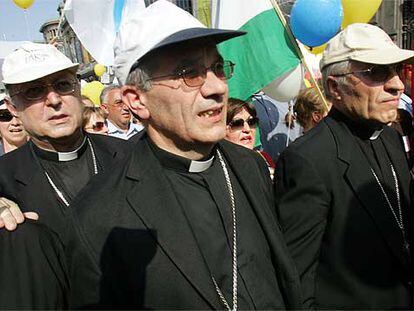 El cardenal Rouco Varela (derecha) y otros obispos, en la manifestación contra el matrimonio homosexual.