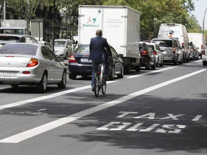 Un hombre pasea en bicicleta por los bulevares de la capital.