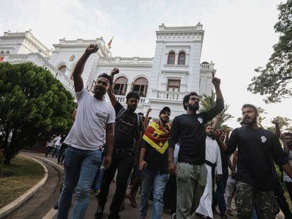Un grupo de manifestantes sale entonando vítores de la oficina del primer ministro, en Colombo este jueves.