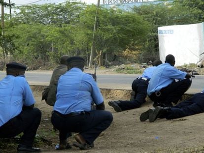 Agentes de policía rodean la Universidad de Garissa.